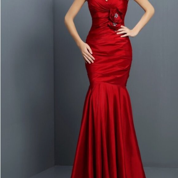 RED DRESS - Picture 2 of 2